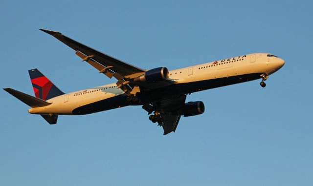 BOEING 767-400 (N839MH)