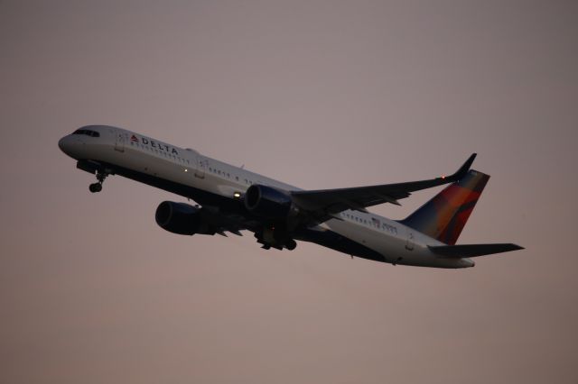 Boeing 757-200 (N538US)