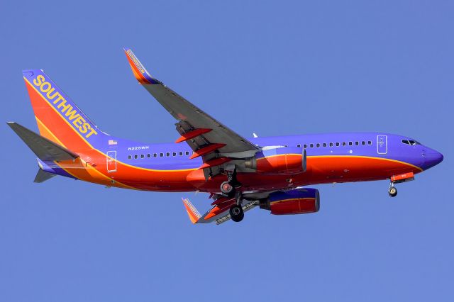 Boeing 737-700 (N225WN) - 01/08/2015. On short final arriving from KBWI.