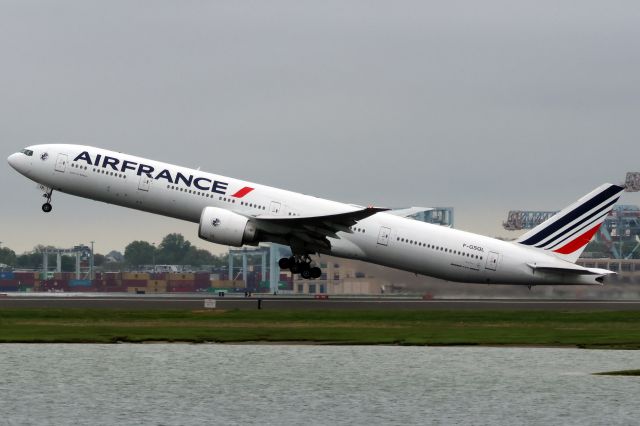 BOEING 777-300ER (F-GSQL)