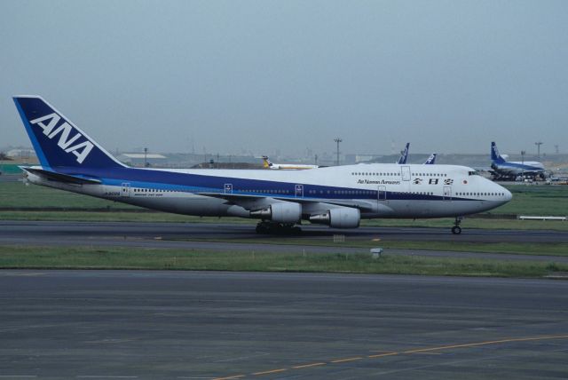 Boeing 747-400 (domestic, no winglets) (JA8099) - Taxing at Tokyo-Haneda Intl Airport on 1995/07/23