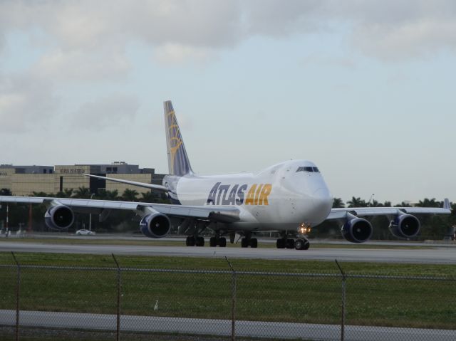 Boeing 747-400 (N497MC)