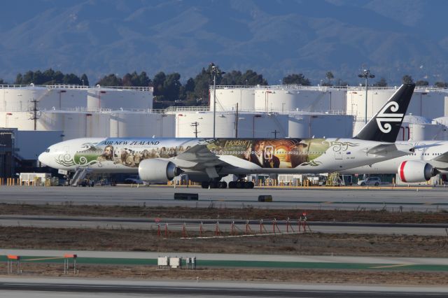 Boeing 777-200 (ZK-OKP)