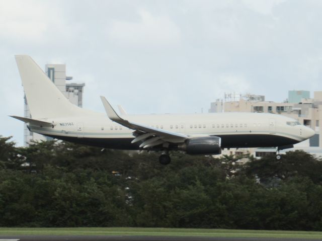 Boeing 737-700 (N835BZ)