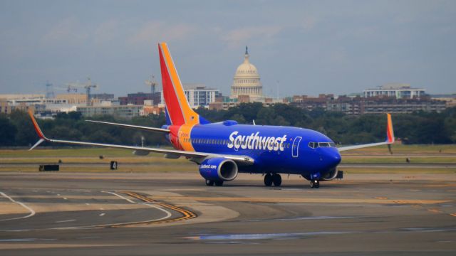 BOEING 737-300 (N7858A)