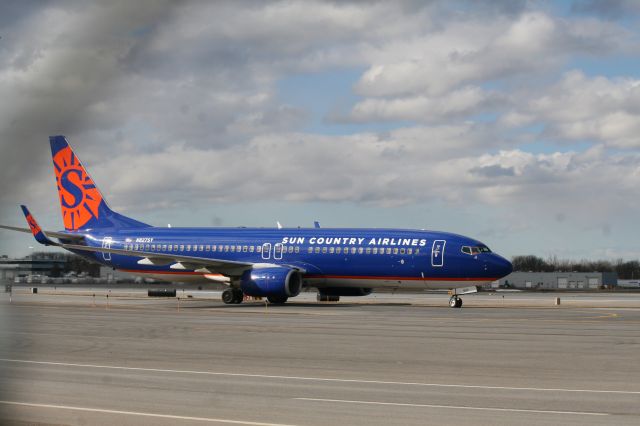 Boeing 737-800 (N827SY) - Picking up Colgate