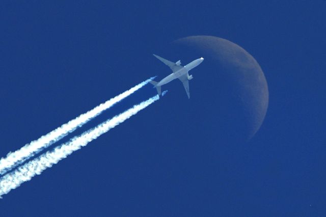 Boeing 777-200 (HL7743) - Korean Airlines heavy on a moon fly-by  in route to LAX.