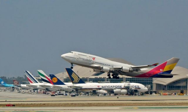 Boeing 747-400 (HL7418) - One of the final flights at LAX for the 744 for Asiana.