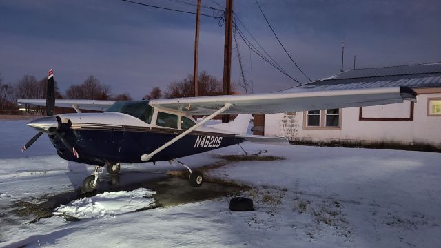 Cessna Skylane (N4820S) - Tied down and cleaned at GAI after a snow storm.