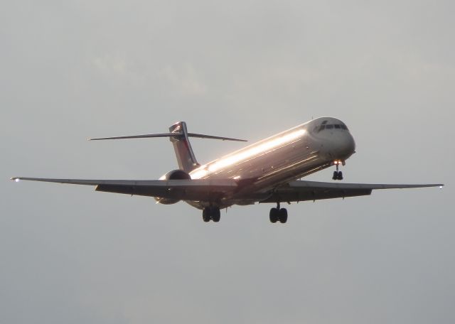 McDonnell Douglas MD-88 (N957DL)