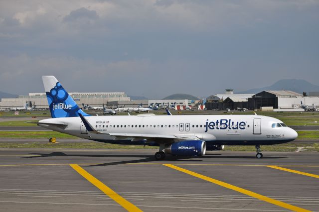 Airbus A320 (N715JB) - Airbus A320 of JetBlue, is taxiing to takeoff on 05L runway in Mexico City Airport (Photo June 30th 2018).