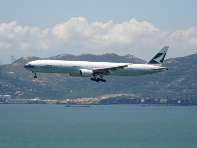 BOEING 777-300 (B-HNJ)