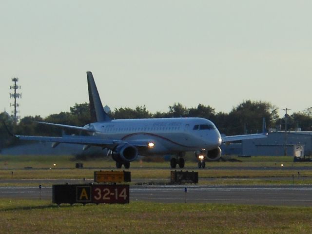 Embraer ERJ-190 (N177HQ)