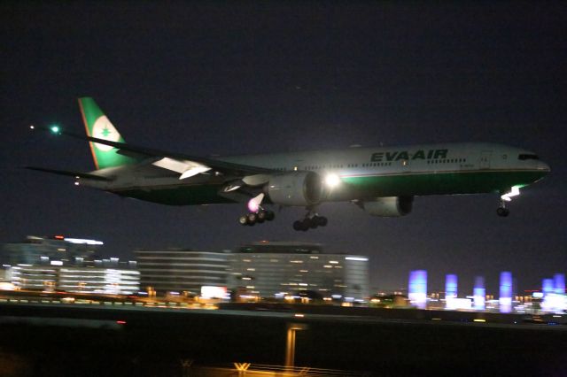 BOEING 777-300ER (B-16708)