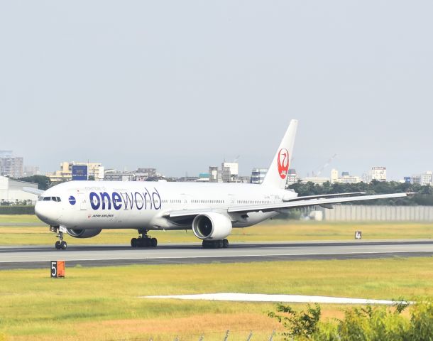 BOEING 777-300 (JA752J)