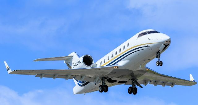 Canadair Challenger (C-GZPX) - Challenger 60 C-GZPX departing St Maarten.