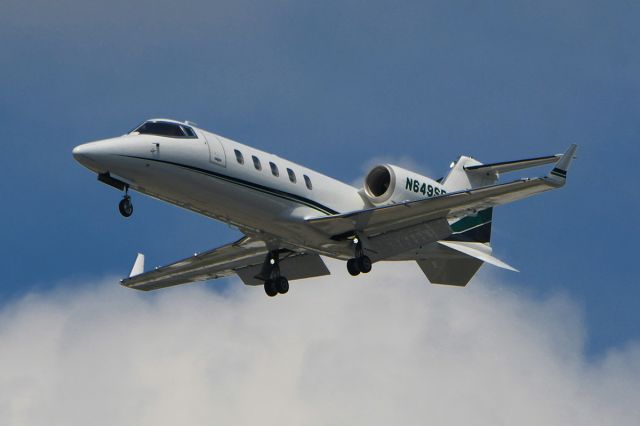 Learjet 60 (N649SE) - Approach to RWY 28.