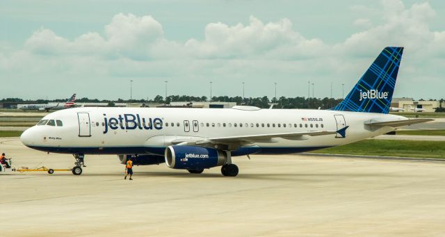 Airbus A320 (N556JB) - "Betty Blue"