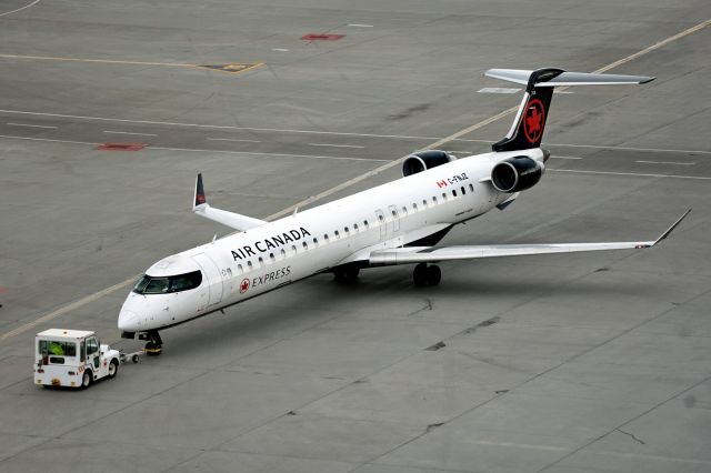 Canadair Regional Jet CRJ-900 (C-FNJZ)