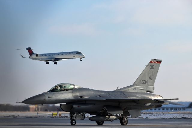 Lockheed F-16 Fighting Falcon (AFR88534) - On the flight line ready for engine start.