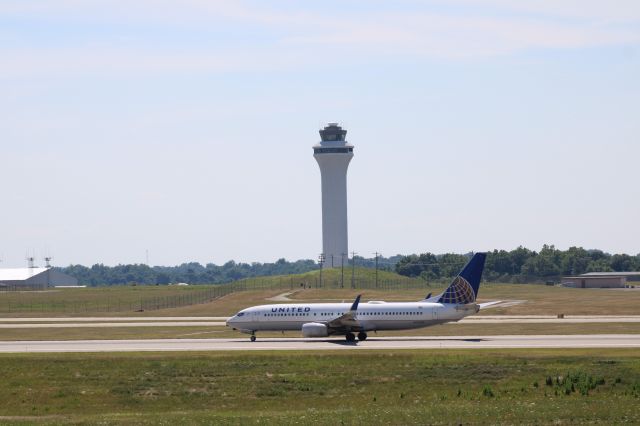 Boeing 737-800 (N73259) - United 737-800 in front of the tower.