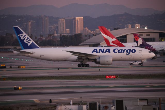 BOEING 777-200LR (JA772F)