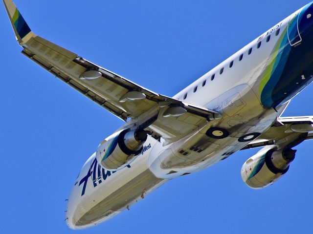 Embraer 175 (N187SY) - I personally love the livery, it really sticks out on the ERJ-175.