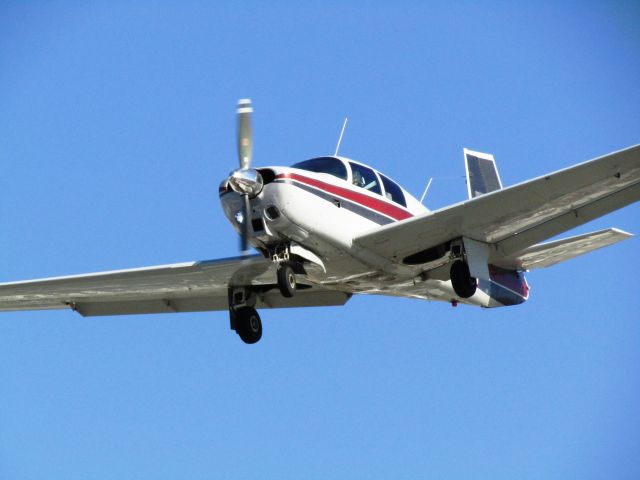 Mooney M-20 (N78878) - Landing RWY 24