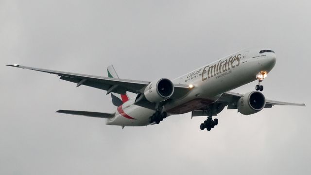 BOEING 777-300ER (A6-ECB)