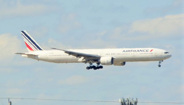 BOEING 777-300ER (F-GSQE)