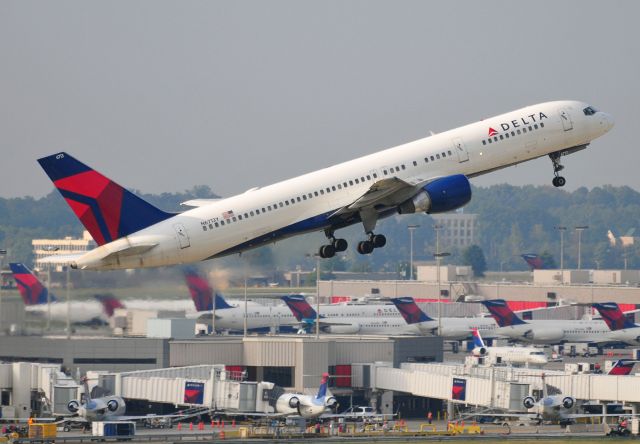 Boeing 757-200 (N6713Y) - Seen at KATL on 9/11/2010.