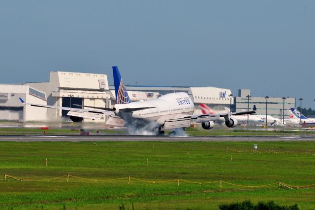 Boeing 747-400 (N197UA) - 2015/7/31