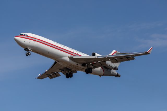 BOEING 727-200 (N729CK) - Dragster 724 on final for Runway 23 at Willow Run.