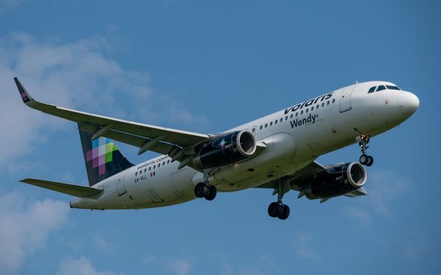 Airbus A320 (XA-VLL) - VOI A320 arrives into Bush Intercontinental on 21 July 2021