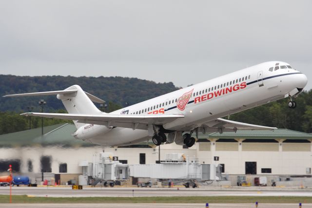 McDonnell Douglas DC-9-50 (N682RW) - Detroit Redwings and Tigers corporate jet. Seen here with the Redwings aboard, leaving training camp in Traverse City for a game that night in Minneapolis against the Wild.