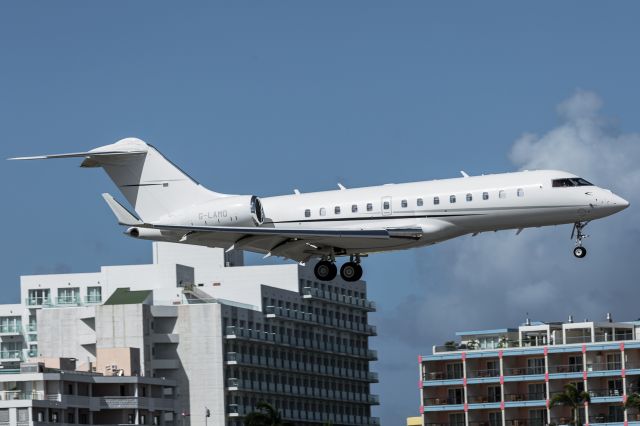 Bombardier Global 5000 (G-LAMO)
