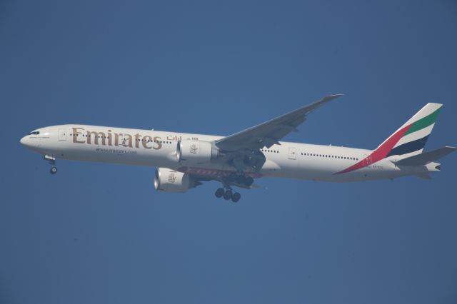 BOEING 777-300ER (A6-EGI)