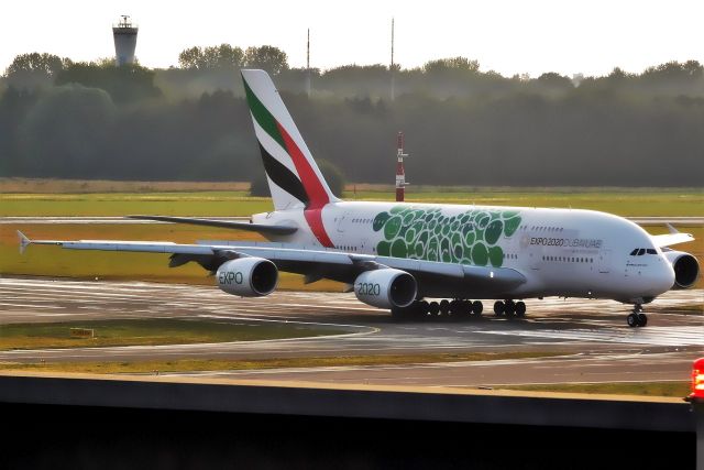 Airbus A380-800 (A6-EOJ)