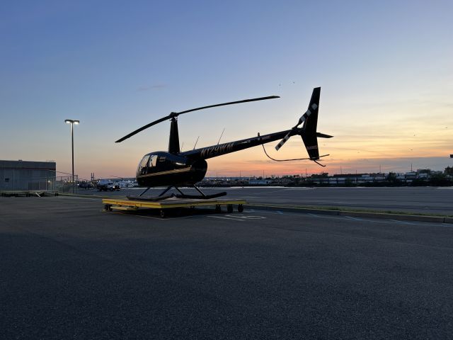 Robinson R-44 (N129WM)