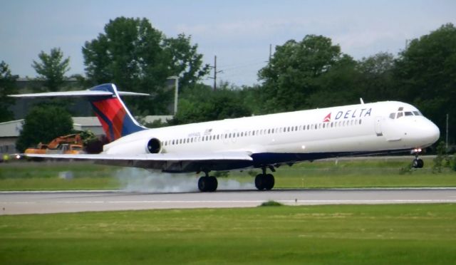 McDonnell Douglas MD-88 — - Old Delta -88 touching down runway 4.