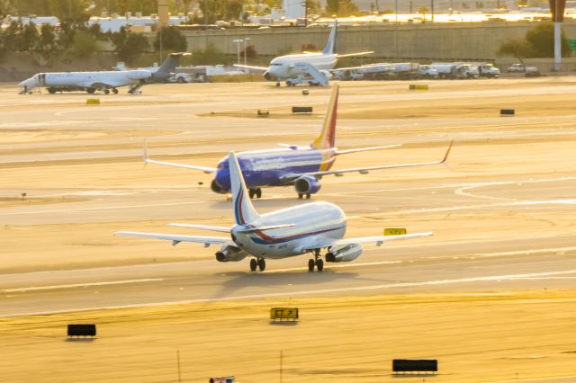 Boeing 737-200 (N467TW) - An Ameristar 737-200 taking off from PHX on 2/19/23. Taken with a Canon T7 and Tamron 70-200 G2 lens.