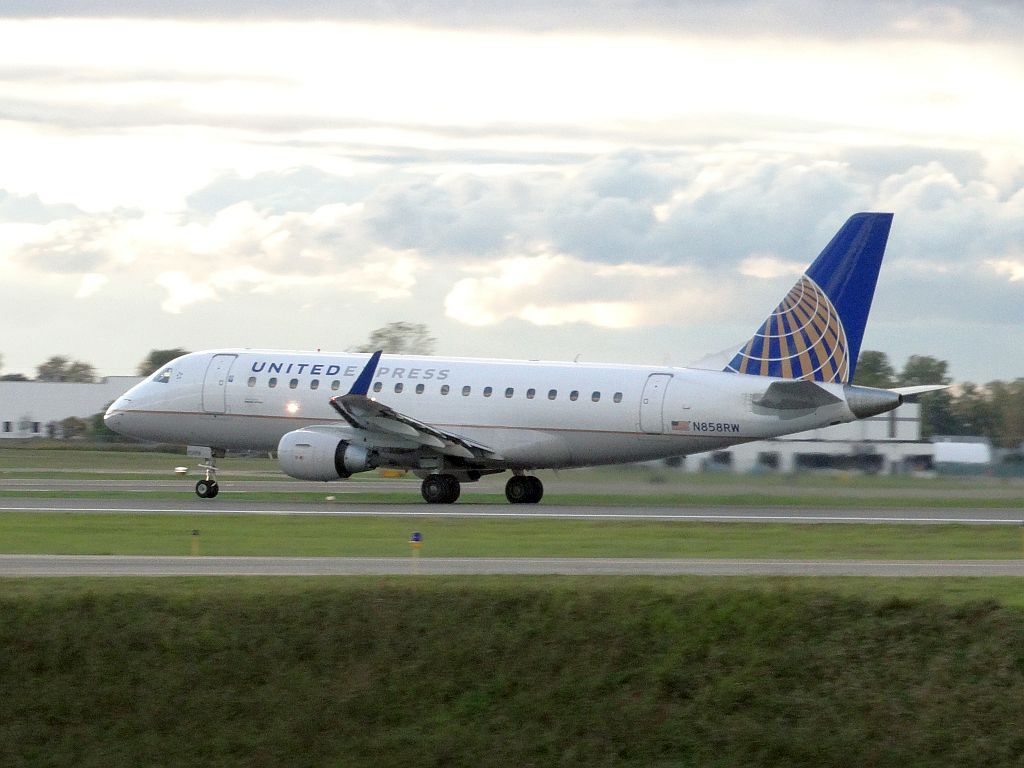 Embraer 170/175 (N858RW)