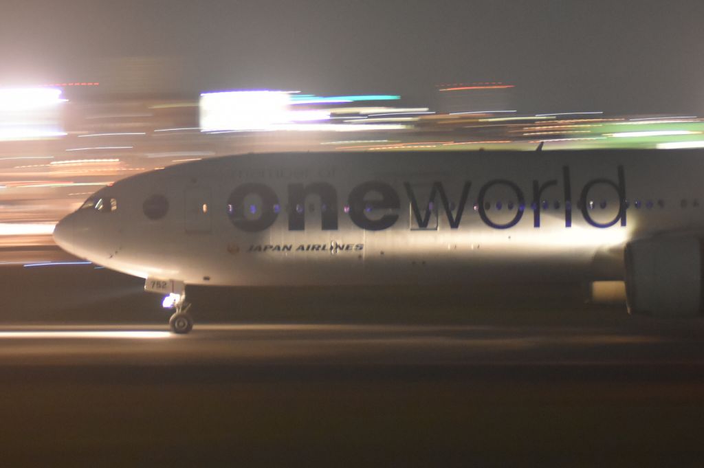 BOEING 777-300 (JA752J)
