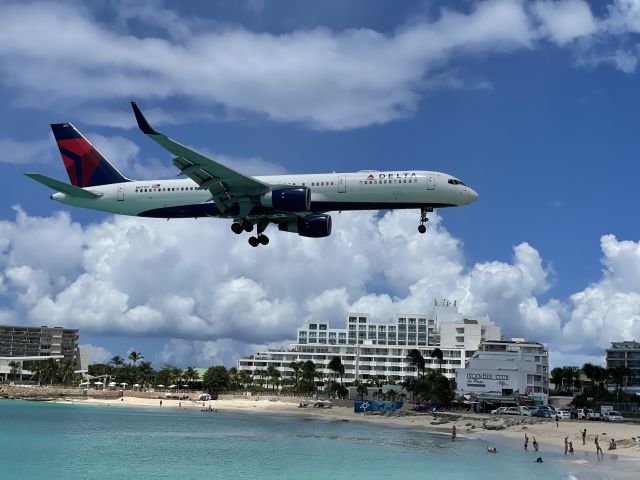 Boeing 757-200 (N67171) - Sunset Bar, Maho Beach, SXM