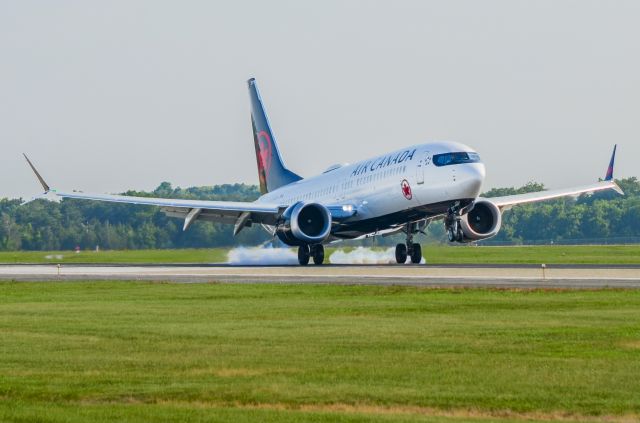 Boeing 737-800 (C-FSJH)