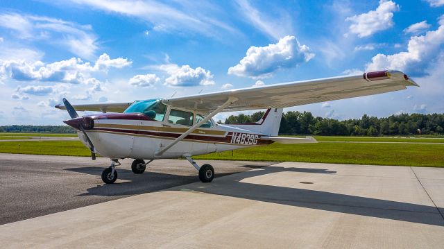 Cessna Skyhawk (N4839G) - Aircraft getting it based aircraft photo at Madison.