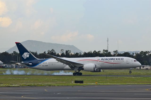 Boeing 787-9 Dreamliner (XA-ADH) - Boeing B787-9 Dreamliner XA-ADH MSN 44427  into the touch down in Mexico City International Airport (07/2018).