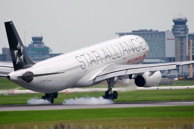 Airbus A330-300 (C-GHLM)