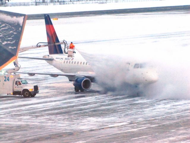 Embraer 175 (N608CZ)