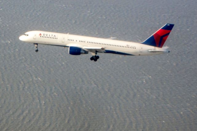 Boeing 757-200 (N632DL) - Taken from seat 12F on AA463, on approach into SFO, Delta 75 pulled up to the starboard side to land on runway 28R.